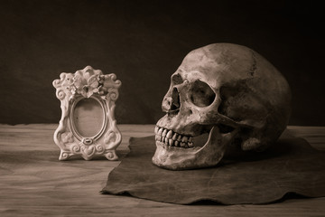 skull frame