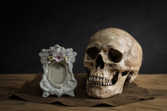skull frame