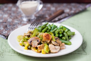 Chicken fillet fried with leek, mushrooms, green beans, cream