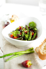 Spargelsalat mit Erdbeeren