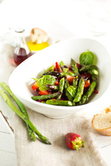 Spargelsalat mit Erdbeeren