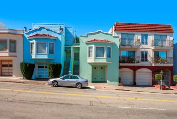 Fototapeten Bunte Häuser auf abschüssiger Straße in San Francisco. © Rostislav Glinsky