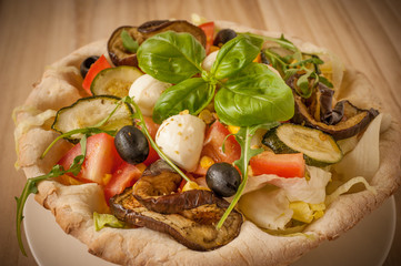 cestino di pane con verdure