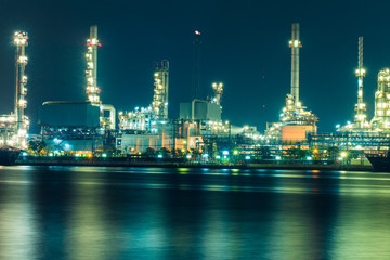 Fototapeta na wymiar Oil refinery at night