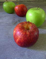 red and green apple