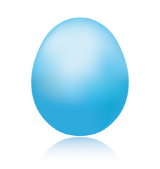 œuf de Pâques bleu isolé sur fond blanc avec son reflet.