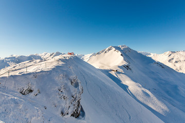 Fototapeta na wymiar Ośrodku narciarskim Bad Gastein w zimie ośnieżonych gór, Austria