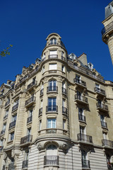 Fototapeta na wymiar Immeubles parisiens sur fond de ciel bleu