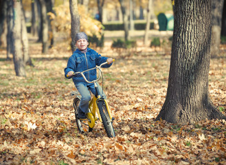 Obraz premium boy rides a bicycle in park