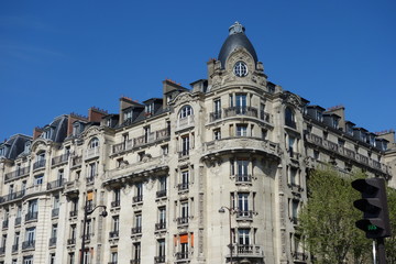 Immeubles parisiens sur fond de ciel bleu