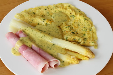 asparagus with bioled ham and pancake