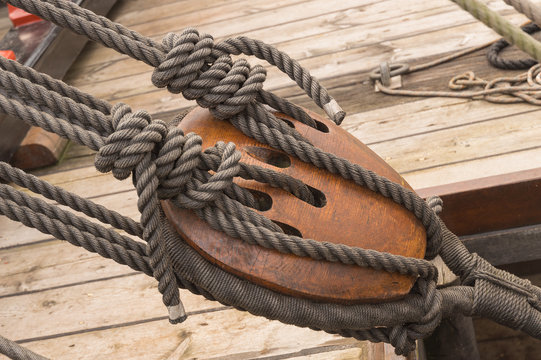 17th century ship rope tackle
