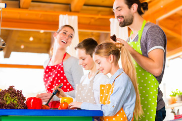 Familie kocht in Küche gesundes Essen