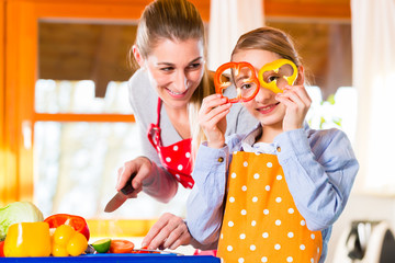 Familie kochen mit Spaß gesundes Essen