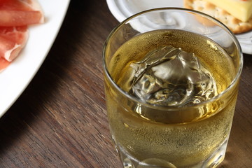  	ブランデーと生ハムとカナッペ