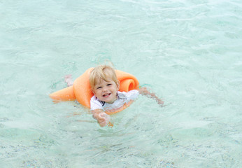 Fototapeta na wymiar Baby swimming in Ocean