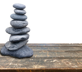 galets superposés sur table de pique-nique