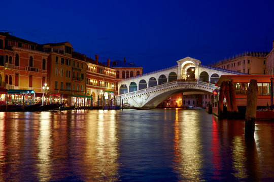 Rialto Bridge ( Ponte Rialto ) on Canal Grande in Venice