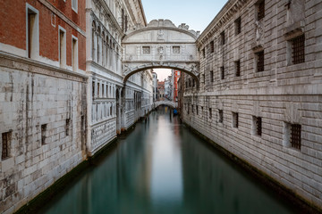 Obraz premium Bridge of Sighs and Doge's Palace in Venice, Italy