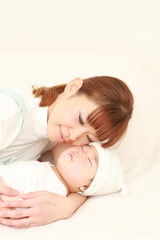 赤ちゃんを寝かしつけるママ