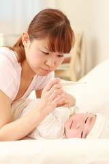 赤ちゃんの熱を心配する母親