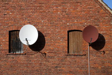 Satellitenschüsseln an einem Haus in Lothe