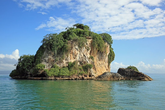 rocher ta&iuml;nos dans la baie de samana