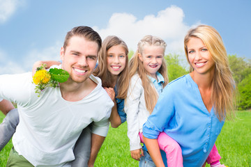attraktive europäische familie im frühling