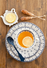 Eine Tasse Tee mit Zitrone