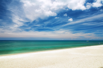 Fototapeta premium Clear water and blue sky. White sand beach