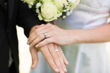 Obraz na płótnie Canvas Bride and groom showing wedding rings