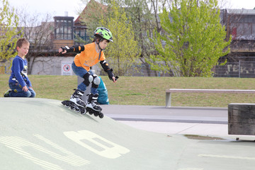Kind beim Skaten