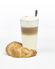 Latte macchiato mit Croissant