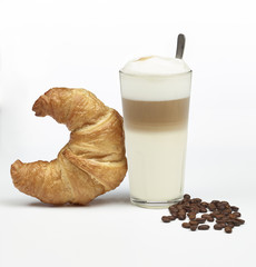 Croissant mit Latte Macchiato