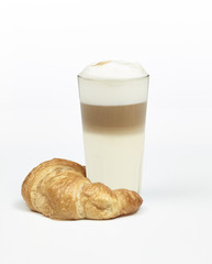 Latte Macchiato mit Croissant