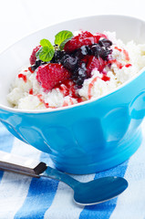 Cottage cheese with raspberries and blueberries