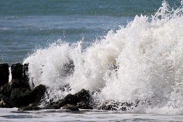 brise-lames sur la côte atlantique