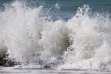 brise-lames sur la côte atlantique