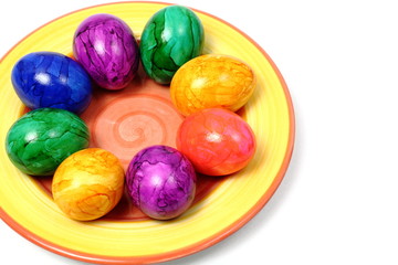Teller voll bunter Ostereier