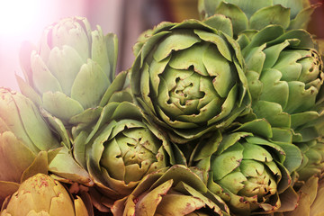 Obraz premium Fresh artichokes on a farmers market