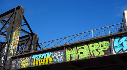Graffitis sur fond de ciel bleu