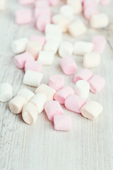 Fototapeta na wymiar marshmallows na drewnianym stole