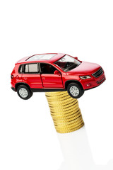 Steigende Autokosten. Auto auf Münzen