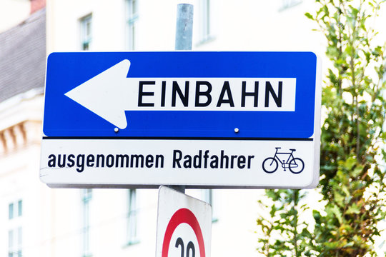 Einbahnstra&szlig;e, Verkehrsschild mit Zusatz