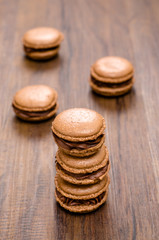Macarons mit Kakao und Schokolade