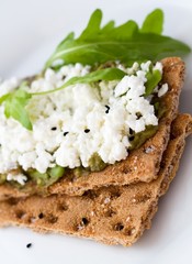 Crispbread with cottage cheese and arugula