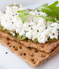 Crispbread with cottage cheese and arugula