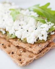 Crispbread with cottage cheese and arugula