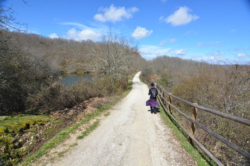 Mujer joven de caminata por la naturaleza