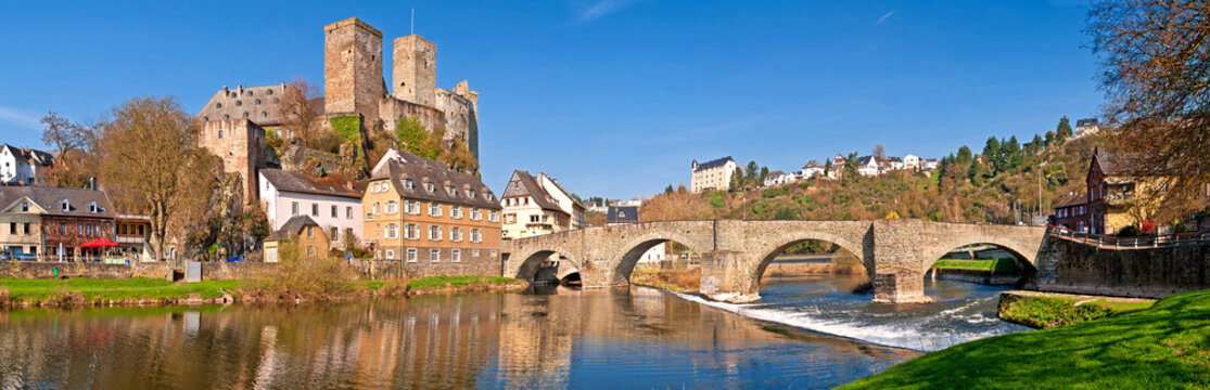 Romantisches Runkel an der Lahn mit alter Br&uuml;cke und Burgruine